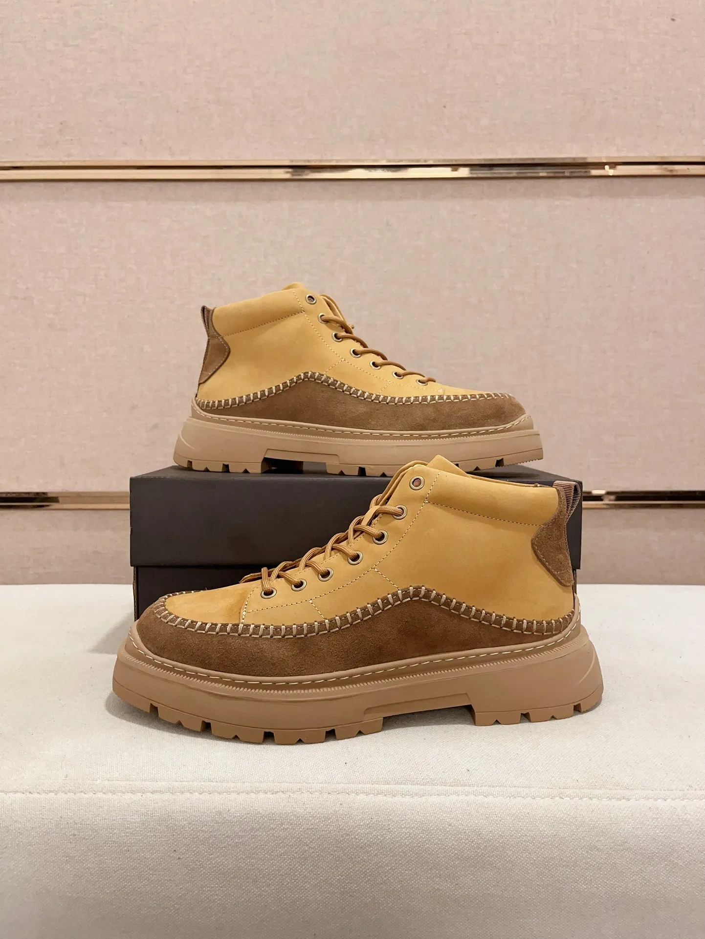 Factory price: 760💰North American men's shoes Ugg ☃️In the special sale of new high-quality men's shoes snow boots in autumn and winter, the nemesis of extreme cold weather! Made of cowhide leather, merino wool lining, and original outsole, whether driving, outdoor or daily wear, there is always one that suits you! Code number 39-44